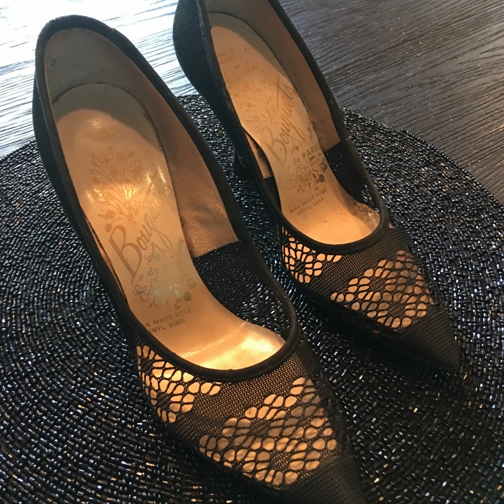 Vintage lace pump